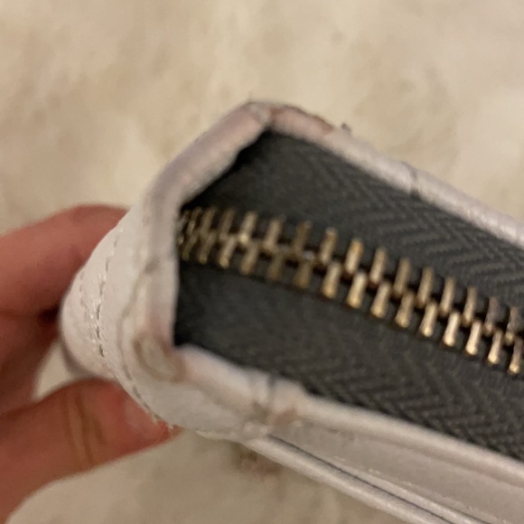 Guess Chevron Classic White Wallet - Picture 17 of 17